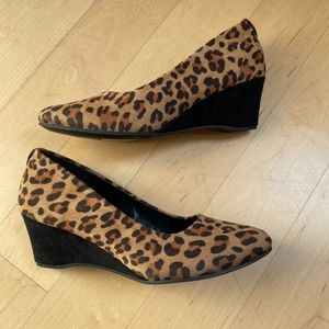 Kenneth Cole Reaction wedge leopard shoe pump NEW